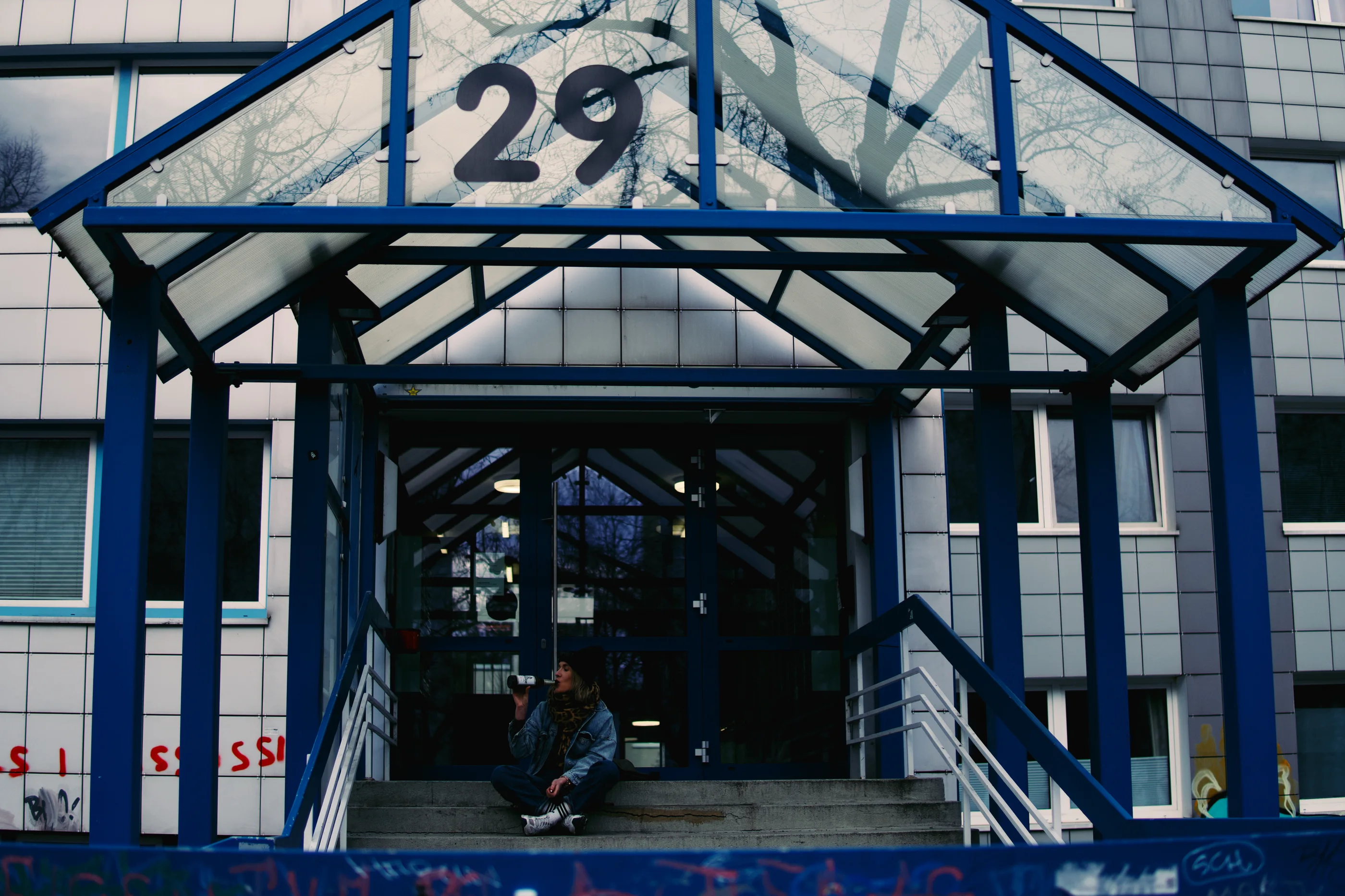 Mariola en el famoso 29 de Straße des 18. Oktober.