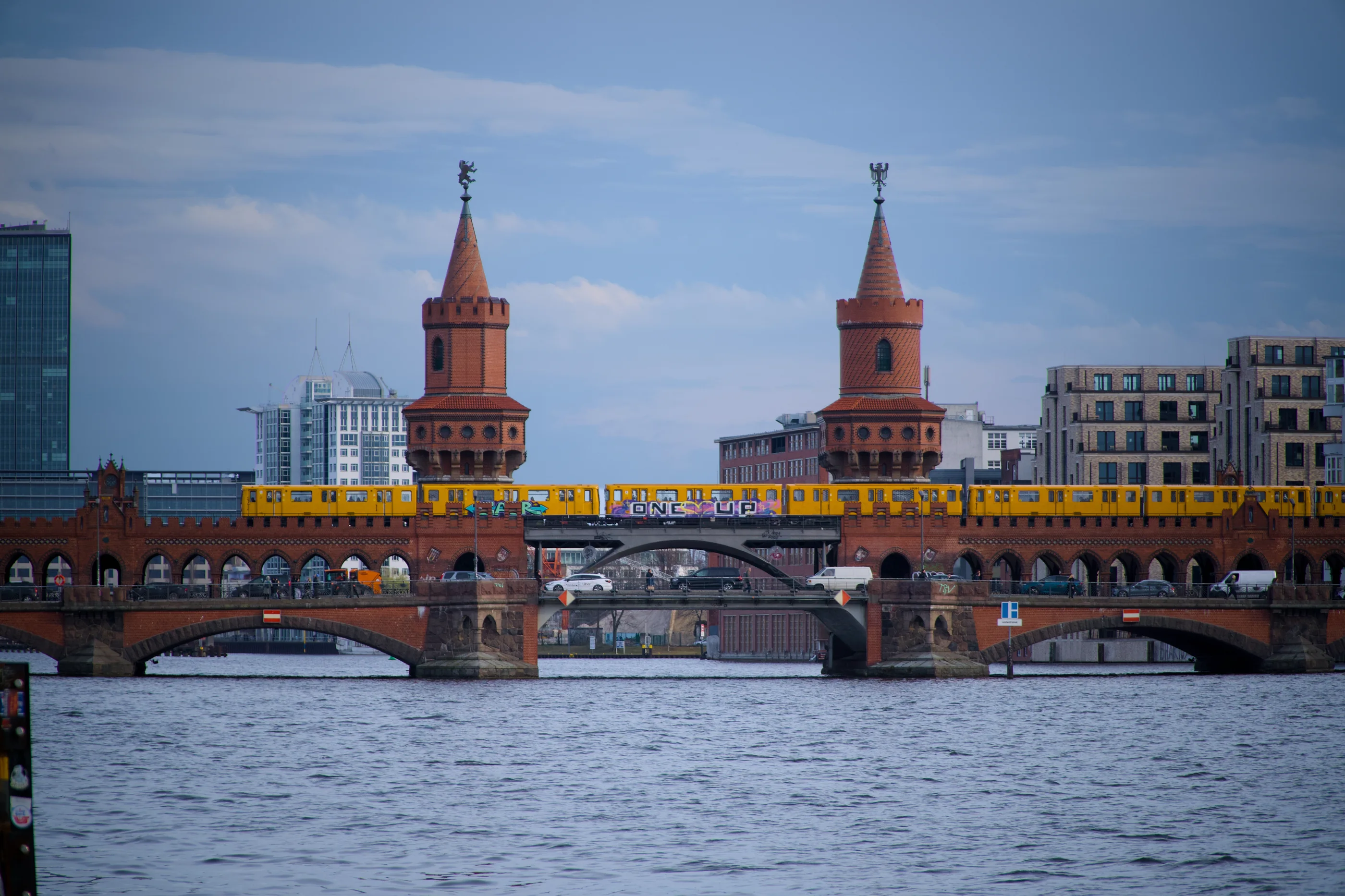 El U3 pasando sobre el Oberbaumbrücke.